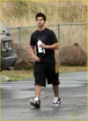 taylor-lautner-afternoon-workout-01.webp