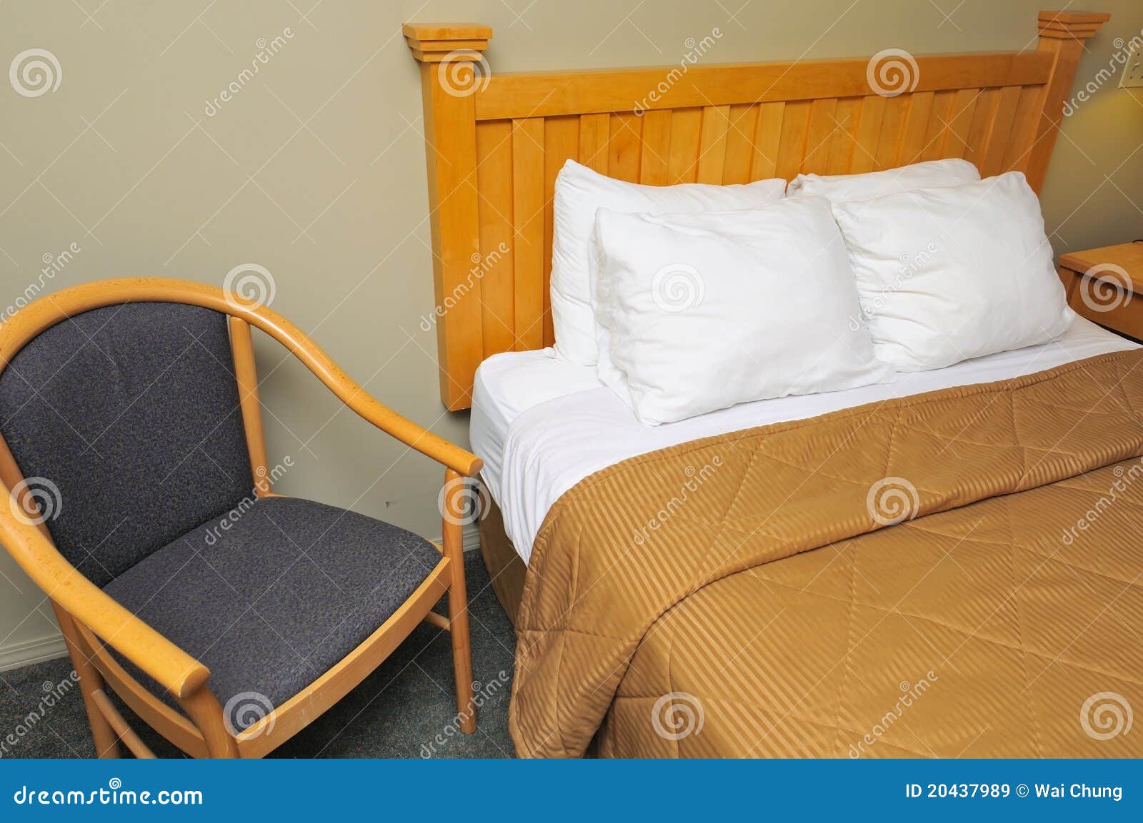 hotel-room-bed-chair-20437989.jpg