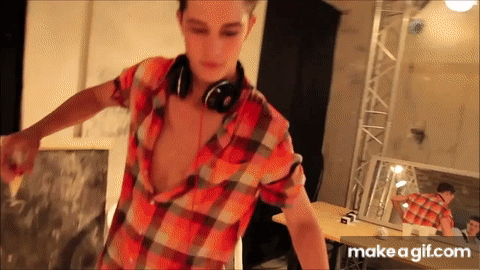 Francisco Lachowski : Crazy dance in Backstage on Make a GIF
