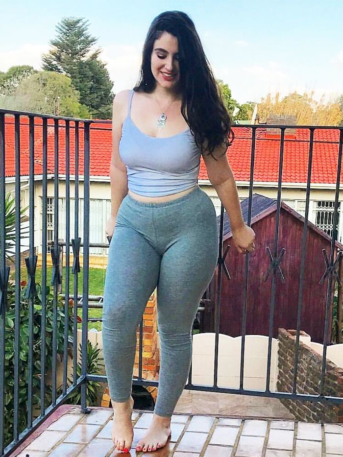 Pin by Rphoto on legíny tmave (dark leggings) | Curvy woman, Curvy girl ...