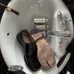 This contains an image of: 