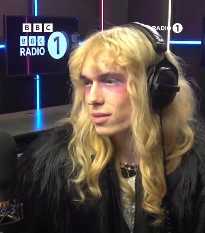 I love how Hollis experiments with makeup : r/2hollis