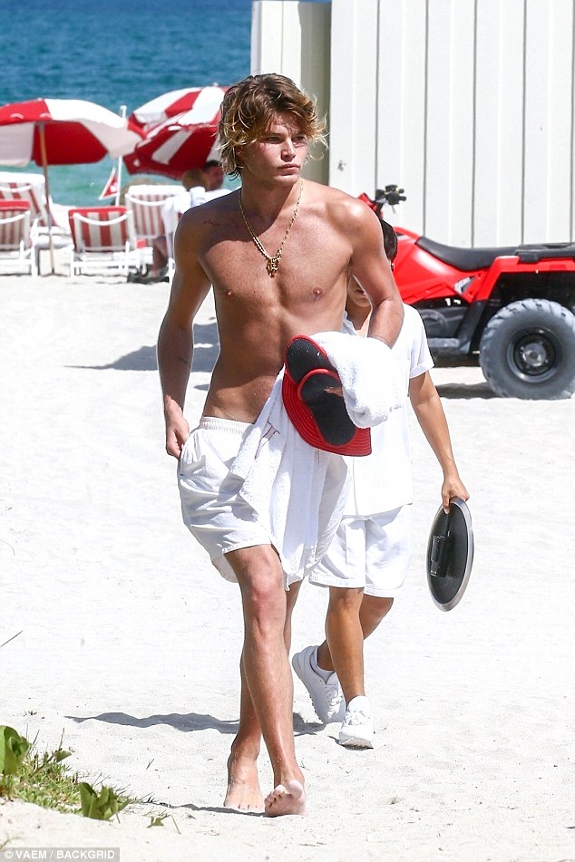 50465F7C00000578-6174701-Sun_s_out_guns_out_International_model_Jordan_Barrett_showed_off-a-2_1537153751331.jpg