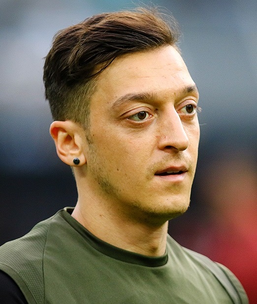 Mesut_%C3%96zil_at_Baku_before_2019_UEFA_Europe_League_Final.jpg